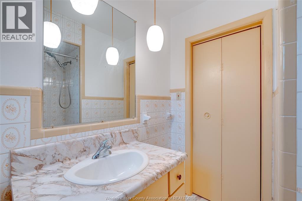3256 Dominion Boulevard, Windsor, ON - Indoor Photo Showing Bathroom