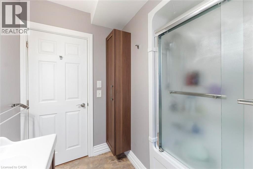 Bathroom - 1063 Joan Drive, Burlington, ON - Indoor Photo Showing Bathroom