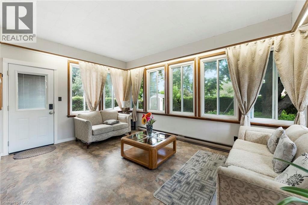 1063 Joan Drive, Burlington, ON - Indoor Photo Showing Living Room
