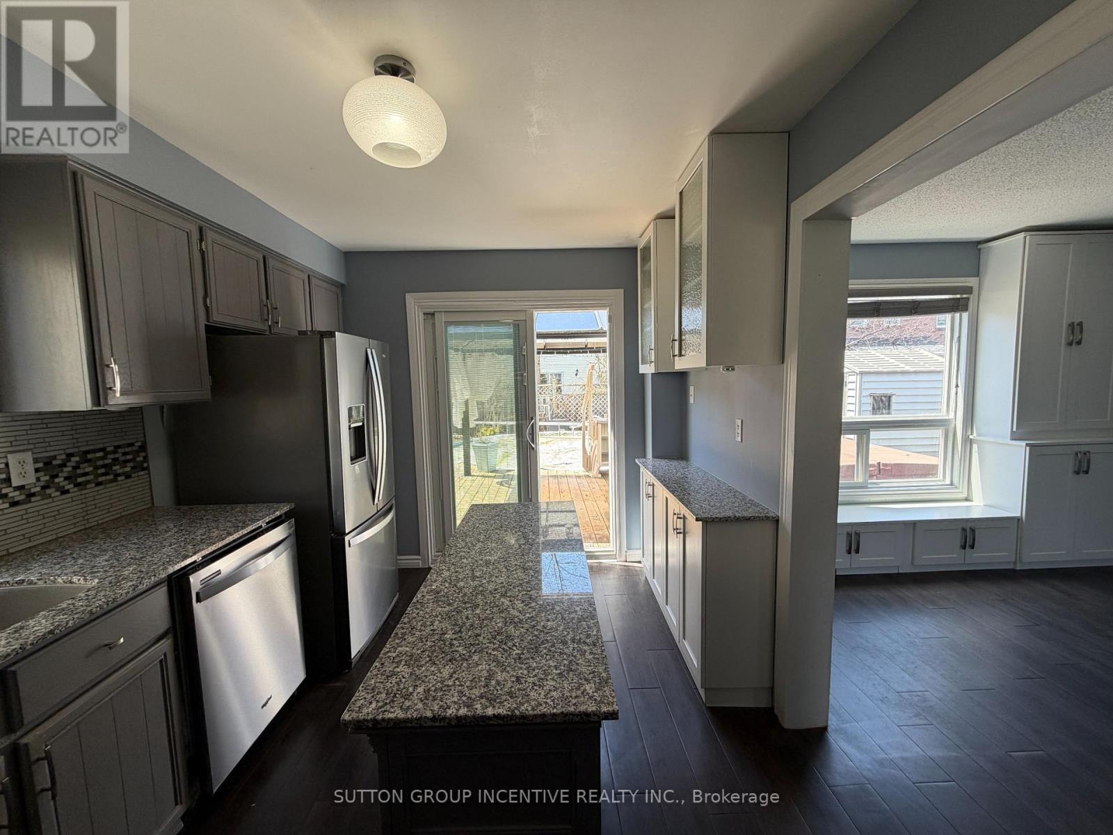 90 Moon Drive, Barrie, ON - Indoor Photo Showing Kitchen
