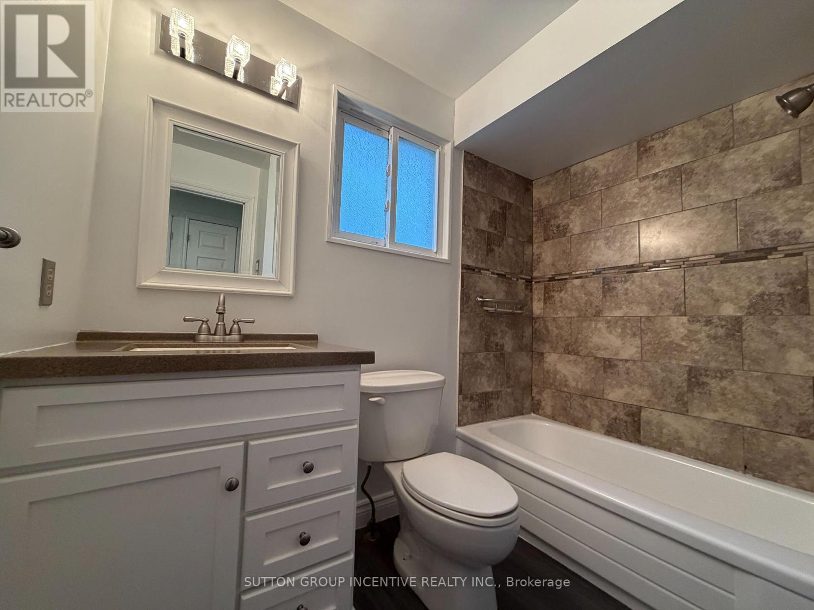 90 Moon Drive, Barrie, ON - Indoor Photo Showing Bathroom