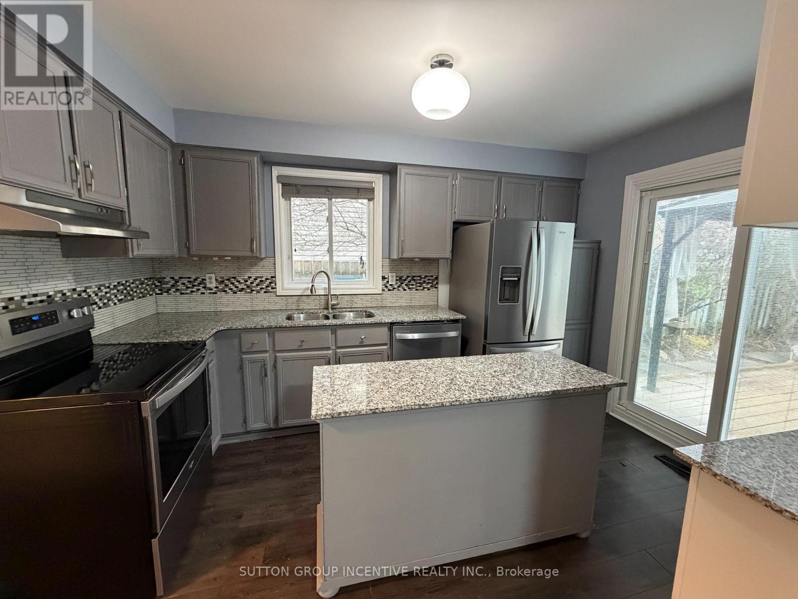 90 Moon Drive, Barrie, ON - Indoor Photo Showing Kitchen With Double Sink With Upgraded Kitchen