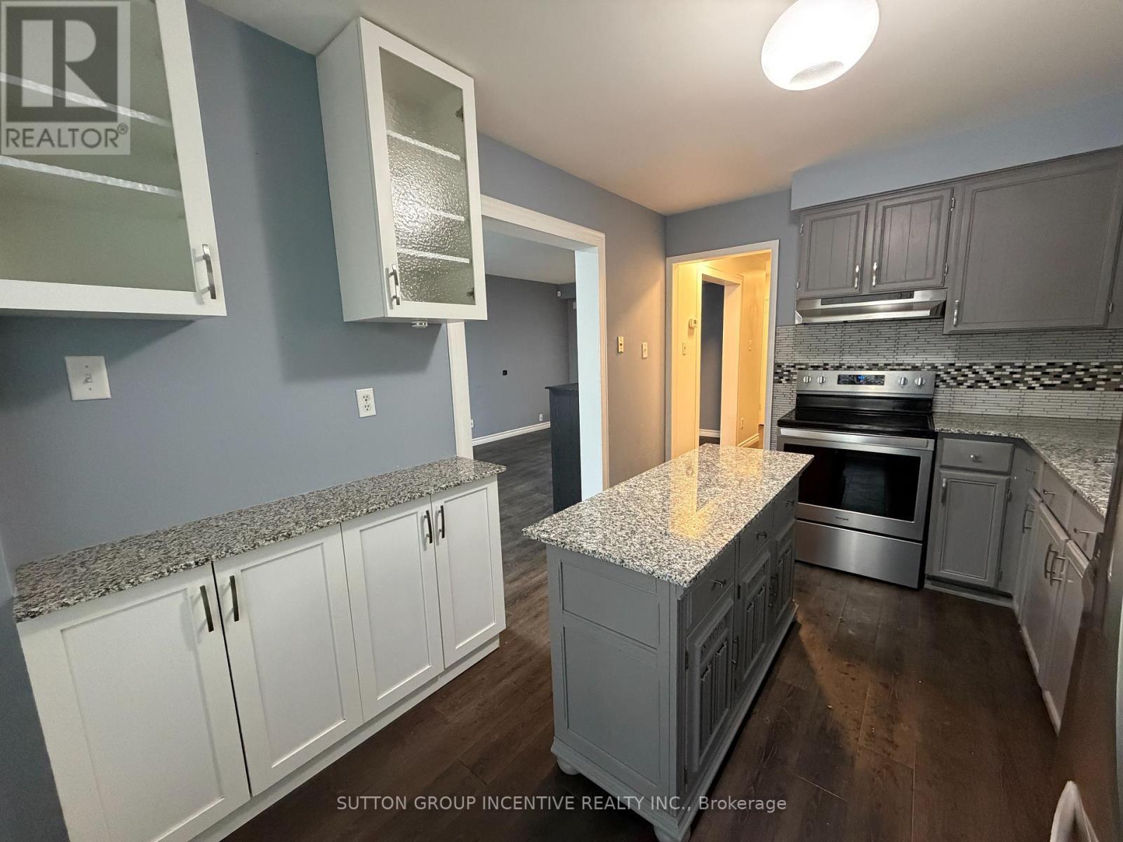 90 Moon Drive, Barrie, ON - Indoor Photo Showing Kitchen