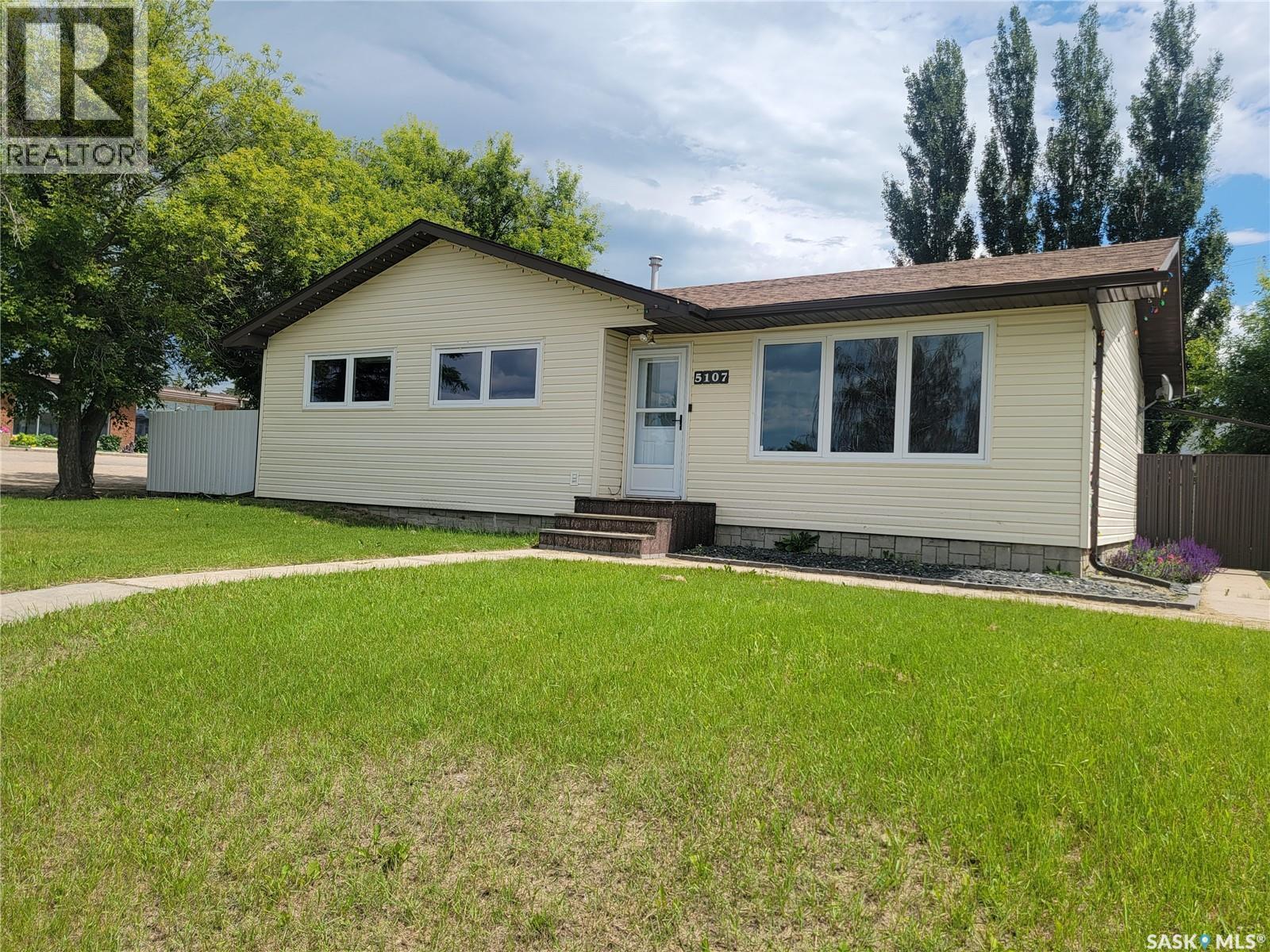 5107 Leader Street, Macklin, SK - Outdoor
