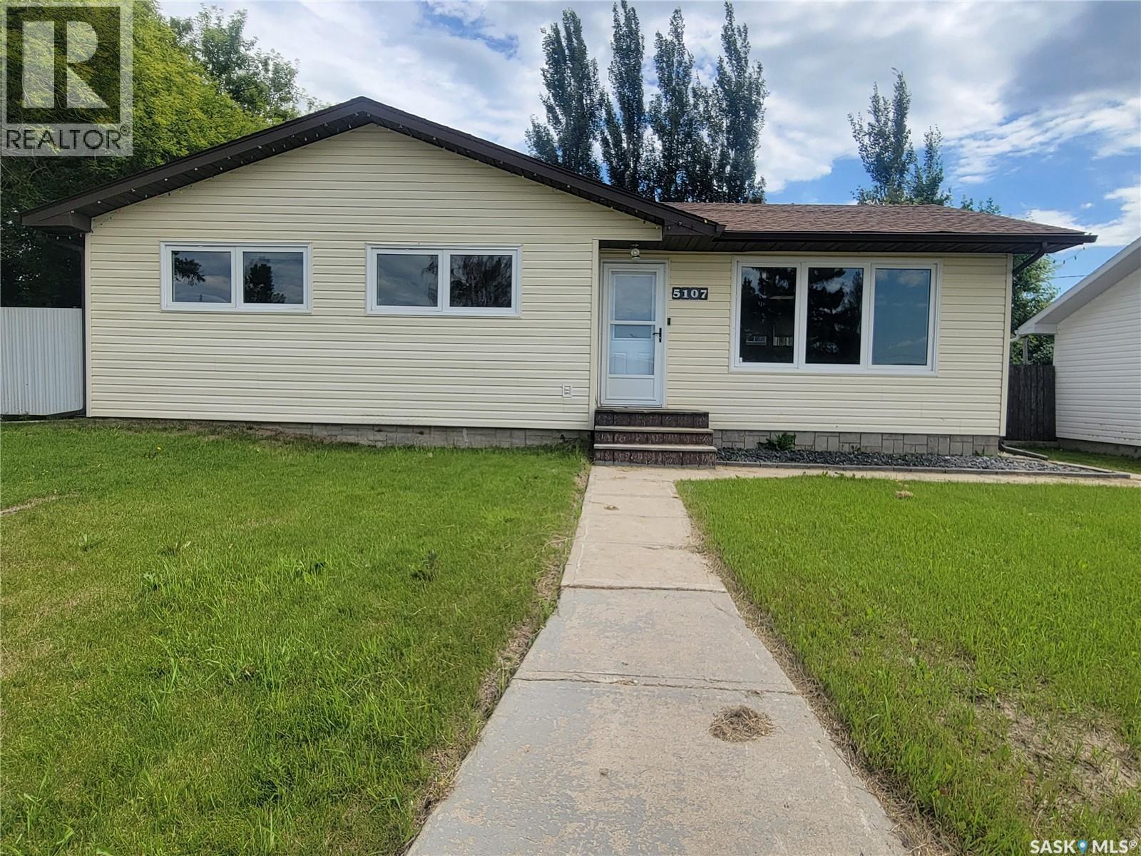 5107 Leader Street, Macklin, SK - Outdoor