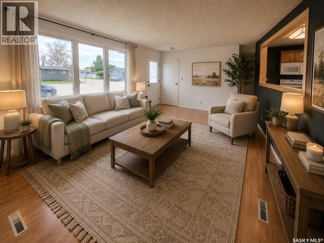 5107 Leader Street, Macklin, SK - Indoor Photo Showing Living Room