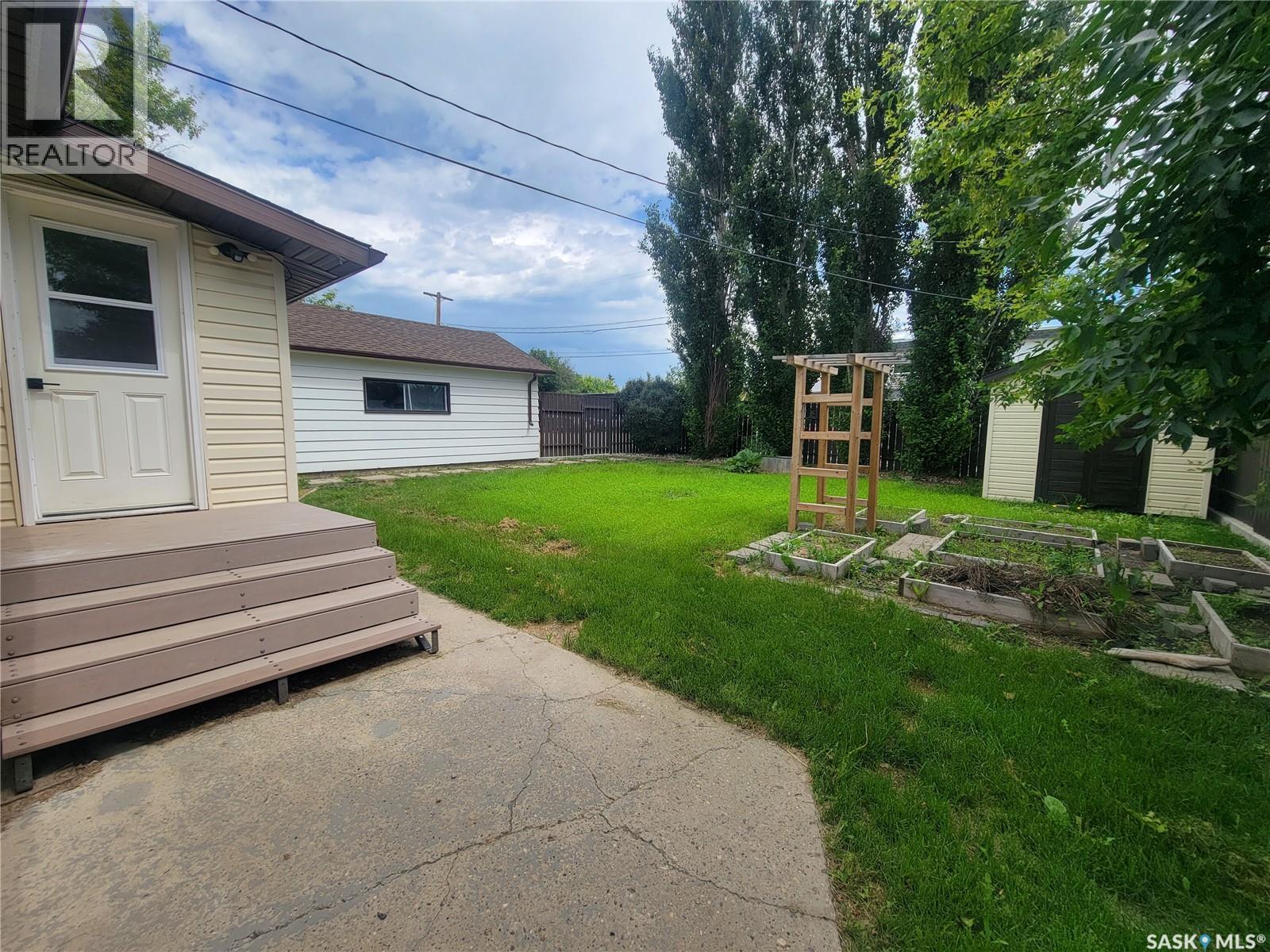 5107 Leader Street, Macklin, SK - Outdoor
