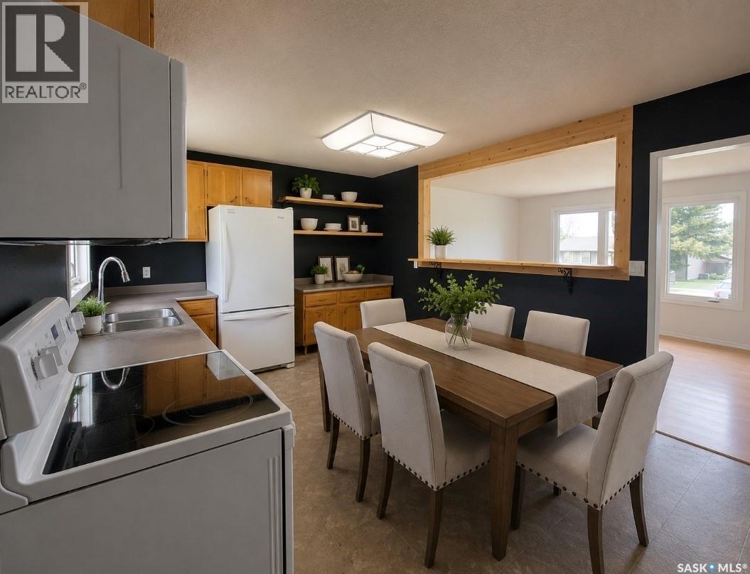 5107 Leader Street, Macklin, SK - Indoor Photo Showing Dining Room