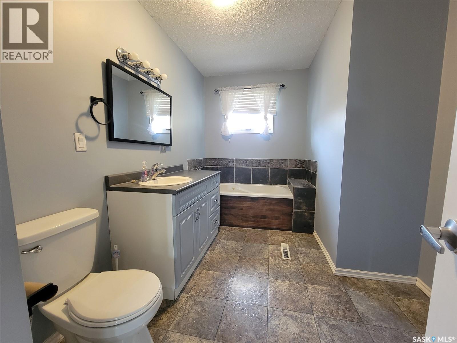 5107 Leader Street, Macklin, SK - Indoor Photo Showing Bathroom