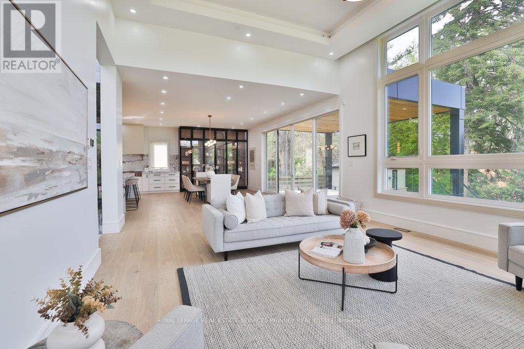 1143 Kane Road, Mississauga, ON - Indoor Photo Showing Living Room