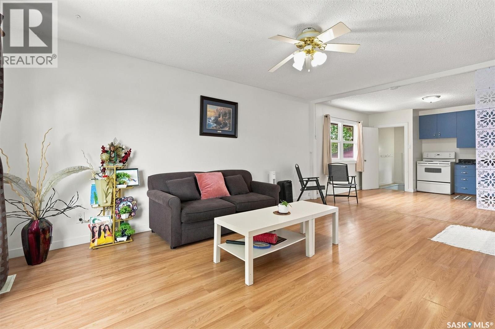 1709 2Nd Avenue N, Saskatoon, SK - Indoor Photo Showing Living Room