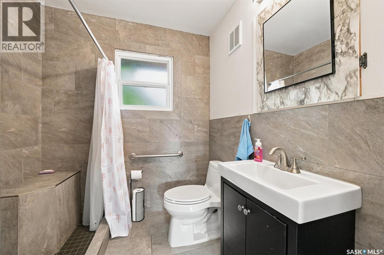 1709 2Nd Avenue N, Saskatoon, SK - Indoor Photo Showing Bathroom