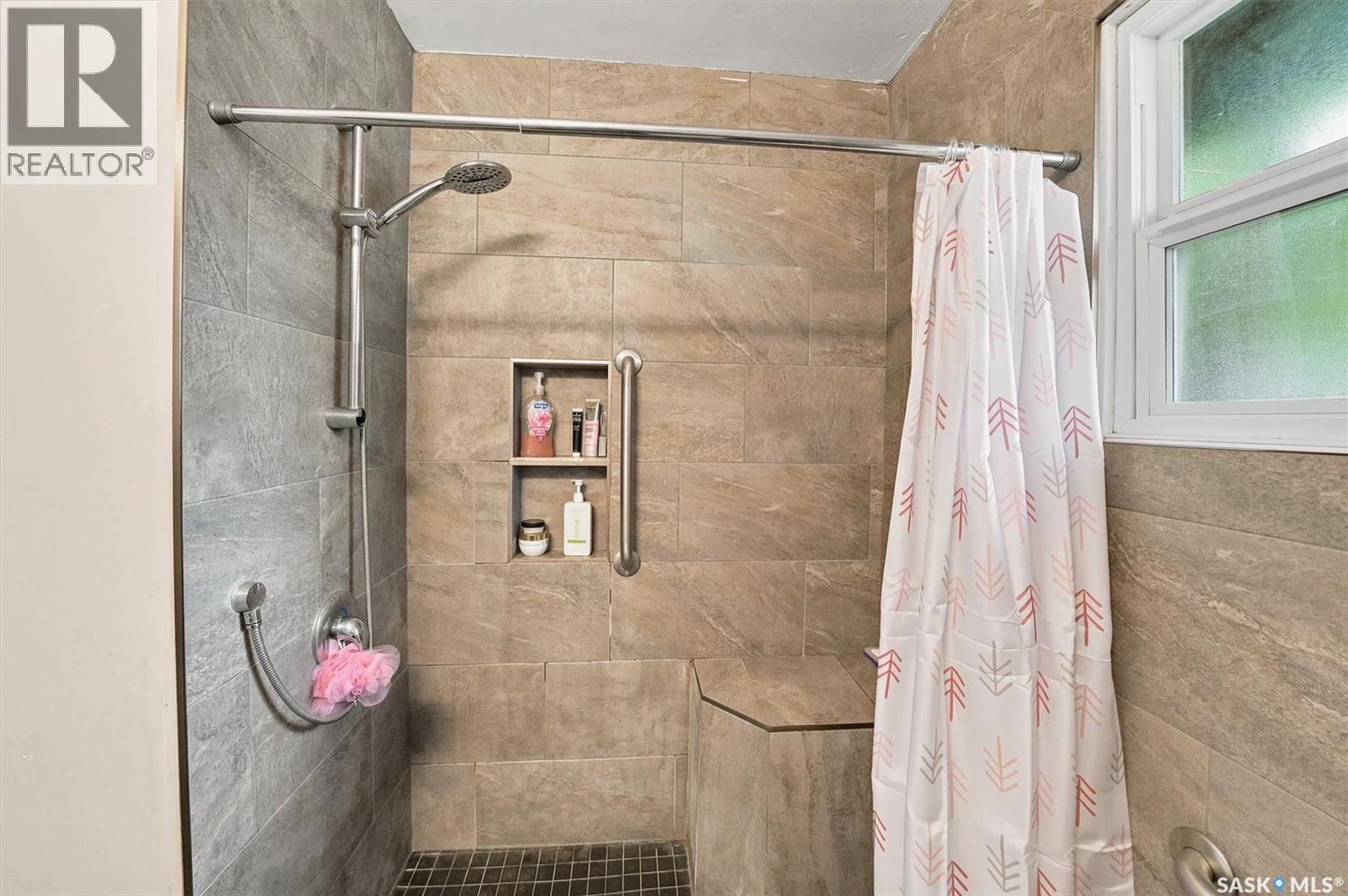 1709 2Nd Avenue N, Saskatoon, SK - Indoor Photo Showing Bathroom