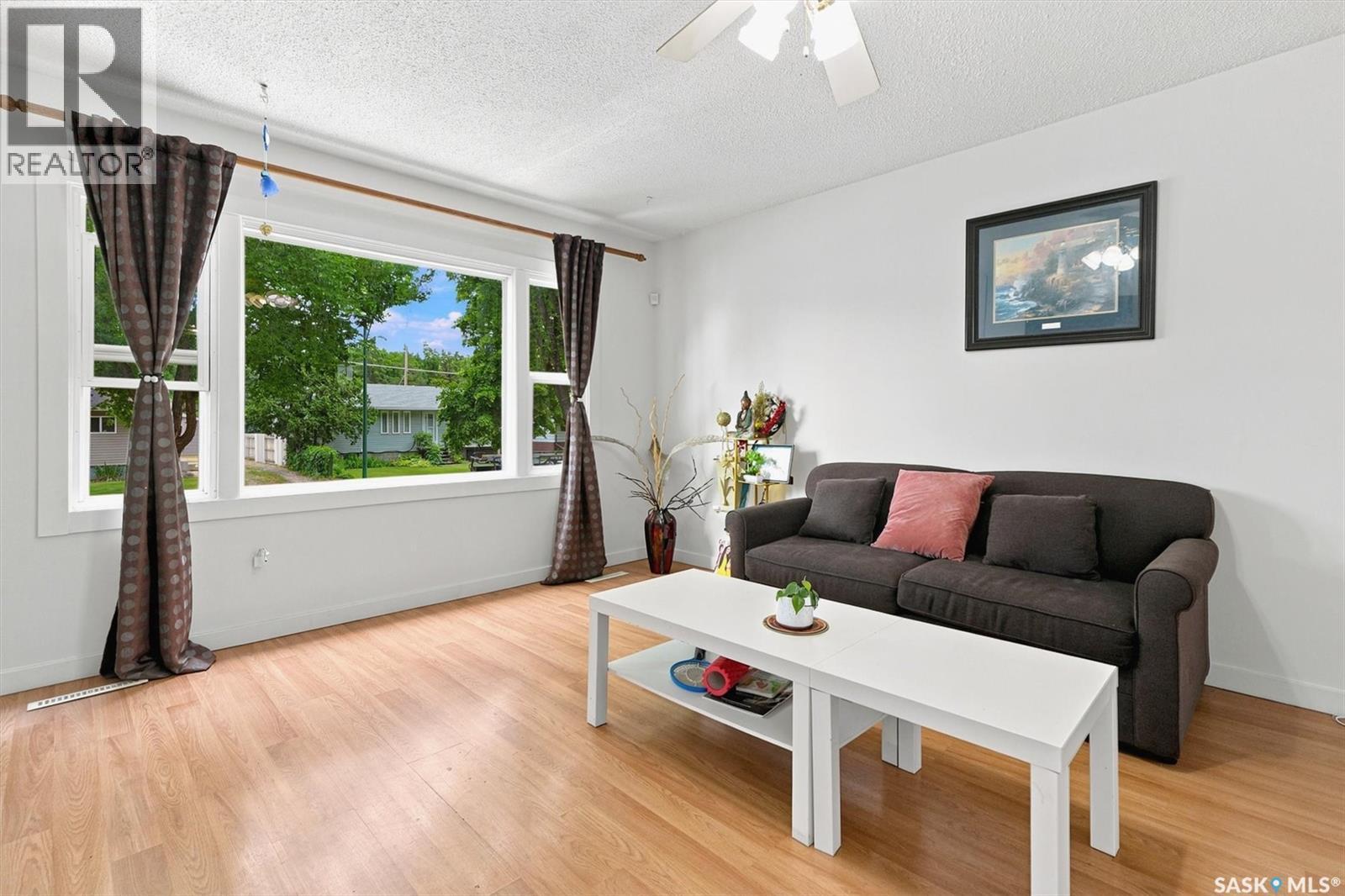 1709 2Nd Avenue N, Saskatoon, SK - Indoor Photo Showing Living Room