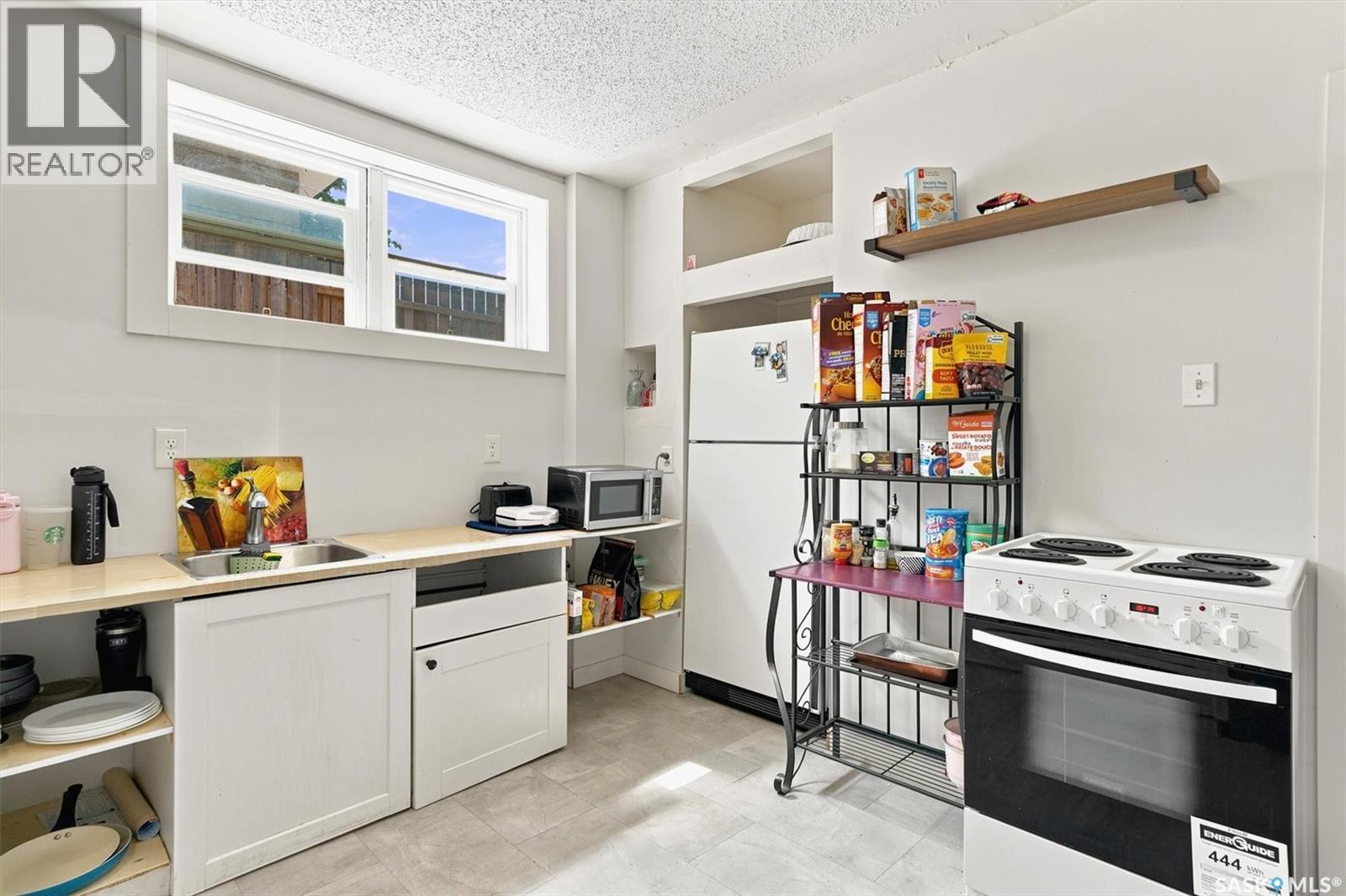 1709 2Nd Avenue N, Saskatoon, SK - Indoor Photo Showing Kitchen