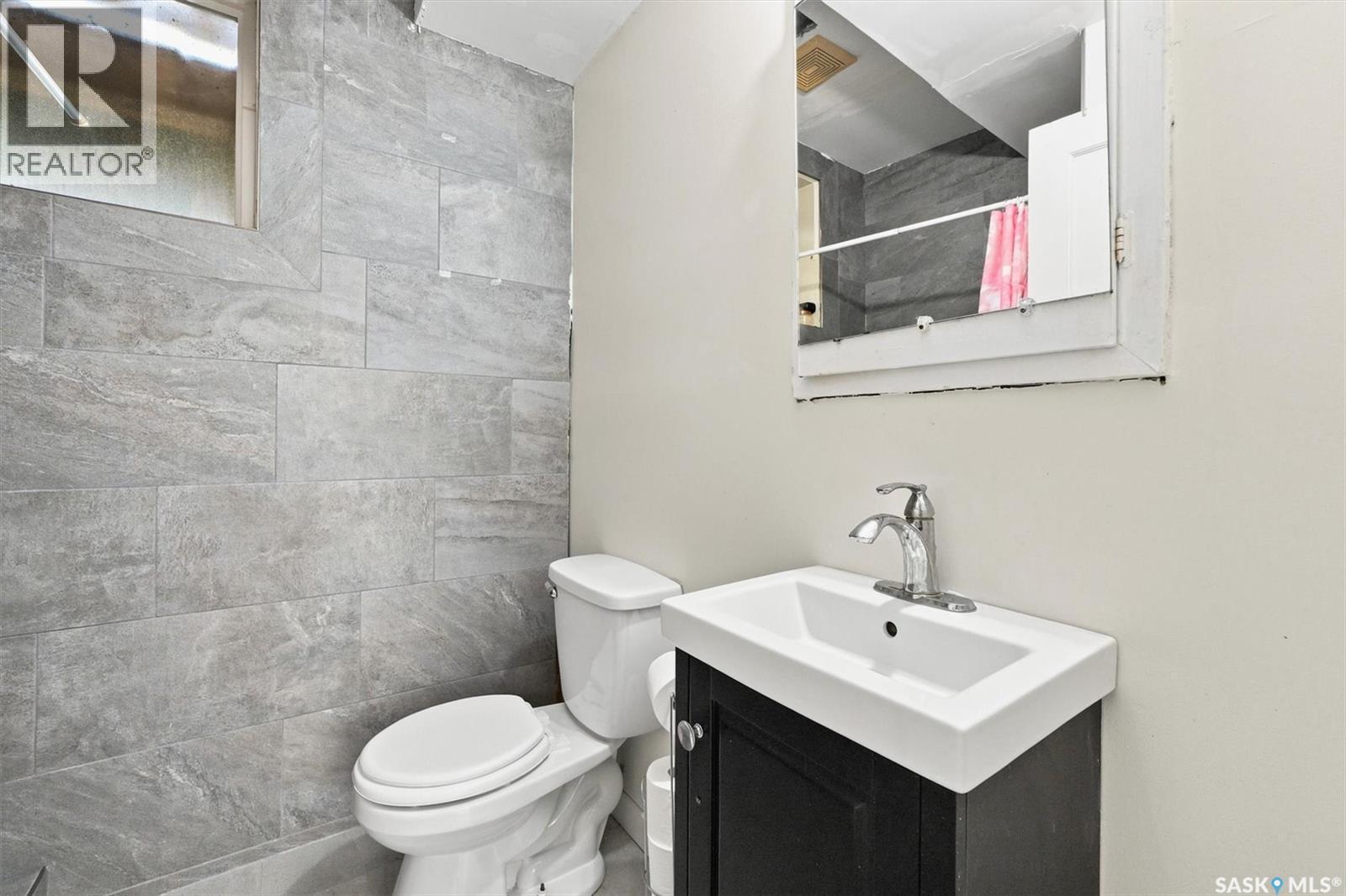 1709 2Nd Avenue N, Saskatoon, SK - Indoor Photo Showing Bathroom