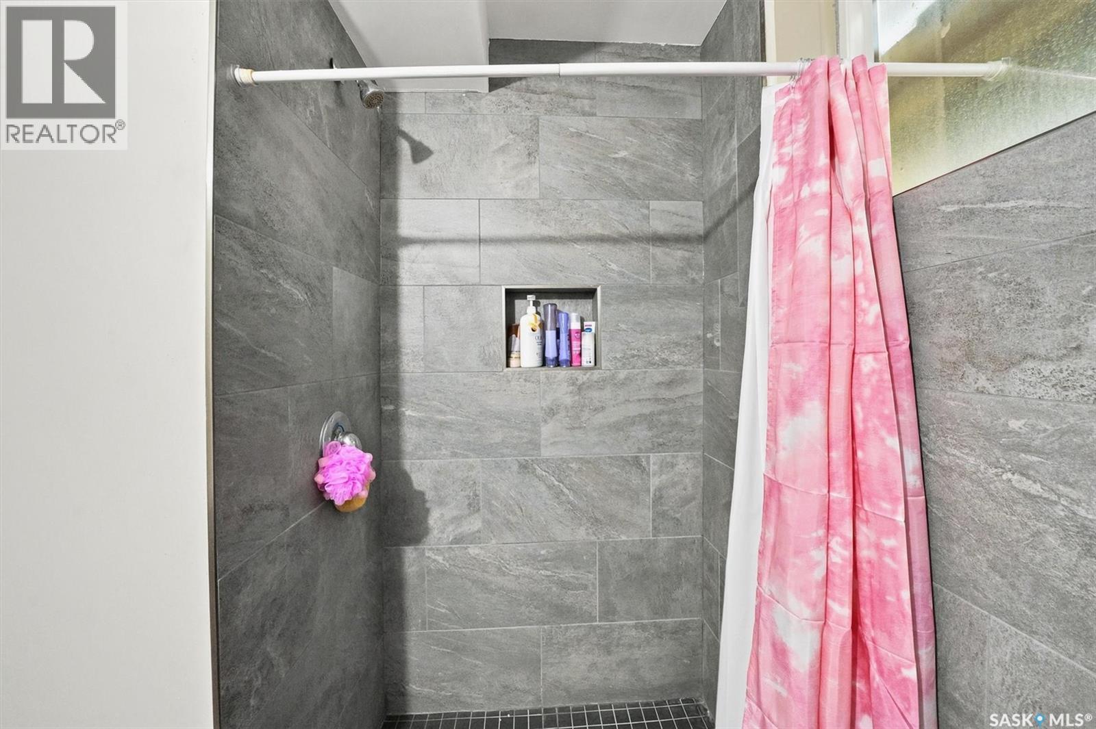 1709 2Nd Avenue N, Saskatoon, SK - Indoor Photo Showing Bathroom