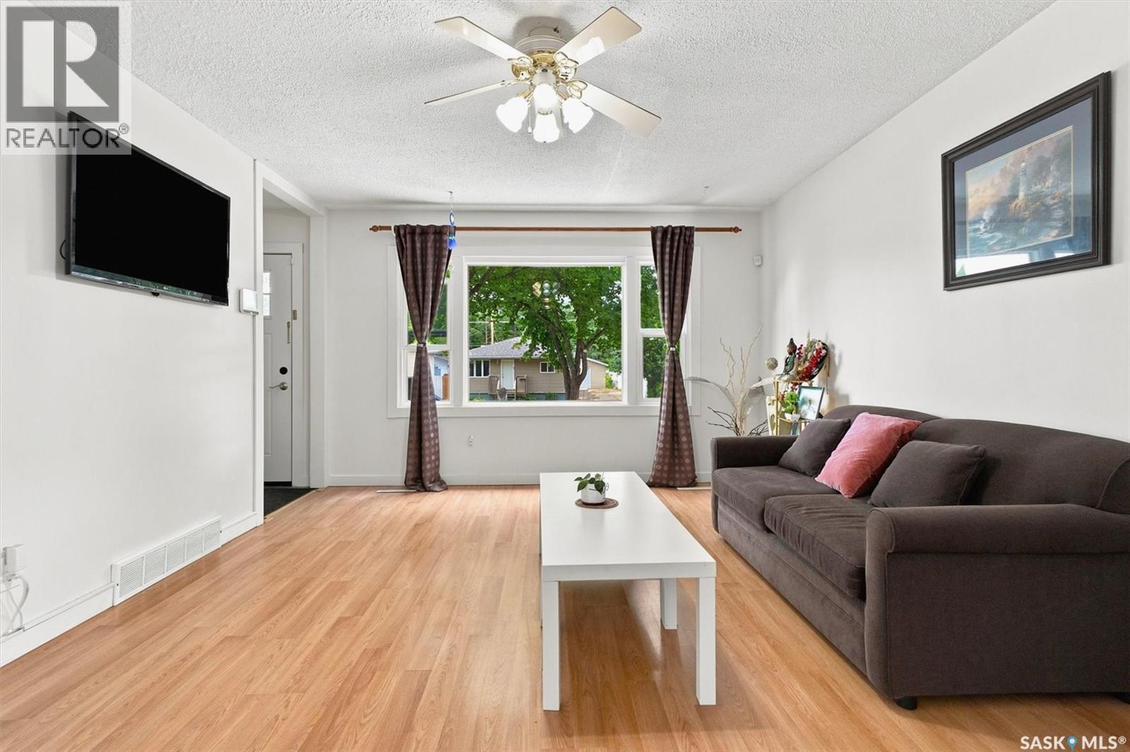 1709 2Nd Avenue N, Saskatoon, SK - Indoor Photo Showing Living Room