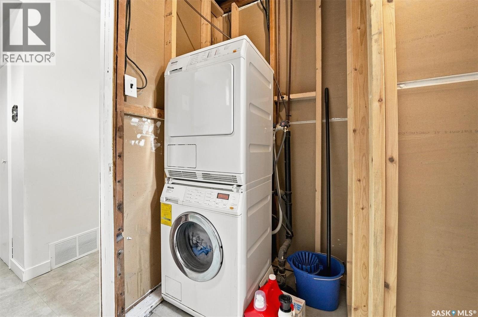1709 2Nd Avenue N, Saskatoon, SK - Indoor Photo Showing Laundry Room