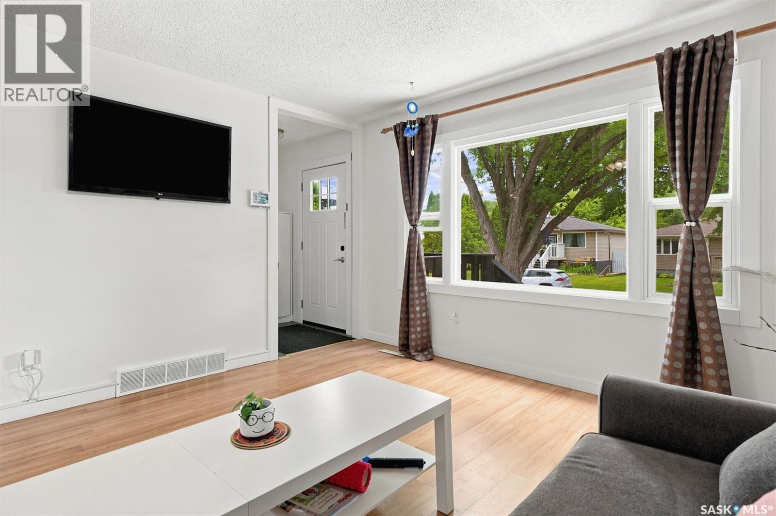 1709 2Nd Avenue N, Saskatoon, SK - Indoor Photo Showing Living Room