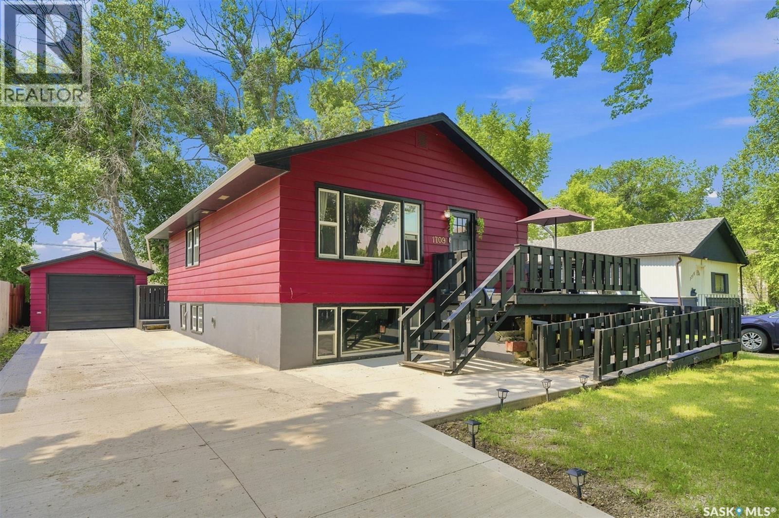 1709 2Nd Avenue N, Saskatoon, SK - Outdoor With Exterior