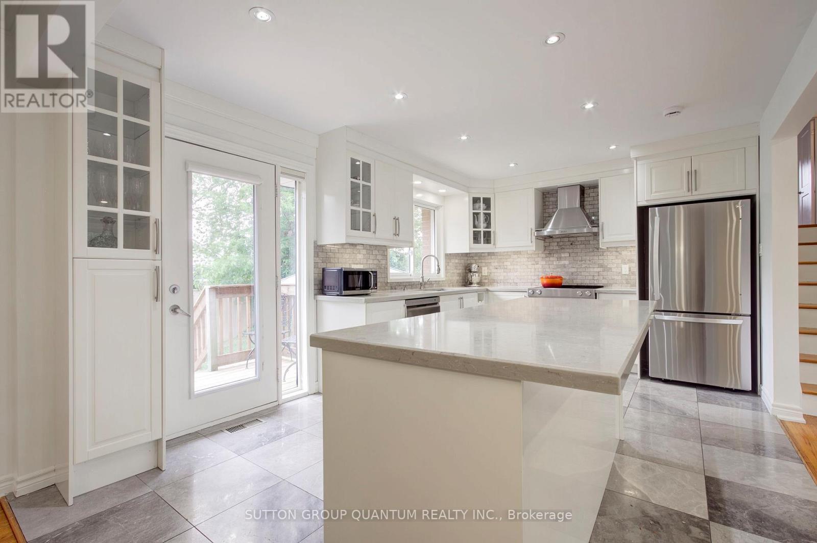 3456 Riverspray Crescent, Mississauga, ON - Indoor Photo Showing Kitchen With Upgraded Kitchen