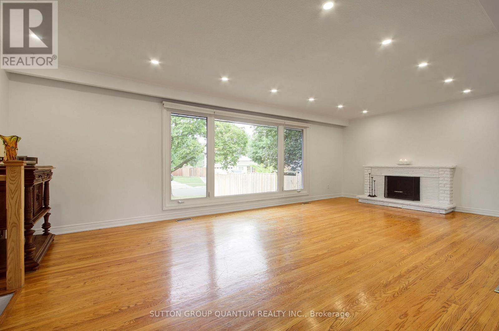 3456 Riverspray Crescent, Mississauga, ON - Indoor With Fireplace