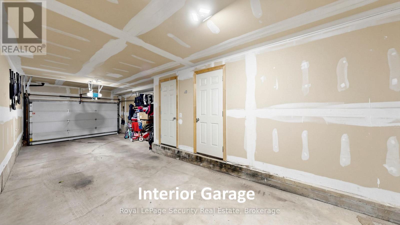 1830 Burnhamthorpe Road E, Mississauga, ON - Indoor Photo Showing Garage