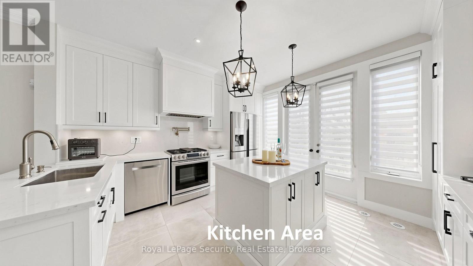1830 Burnhamthorpe Road E, Mississauga, ON - Indoor Photo Showing Kitchen With Upgraded Kitchen
