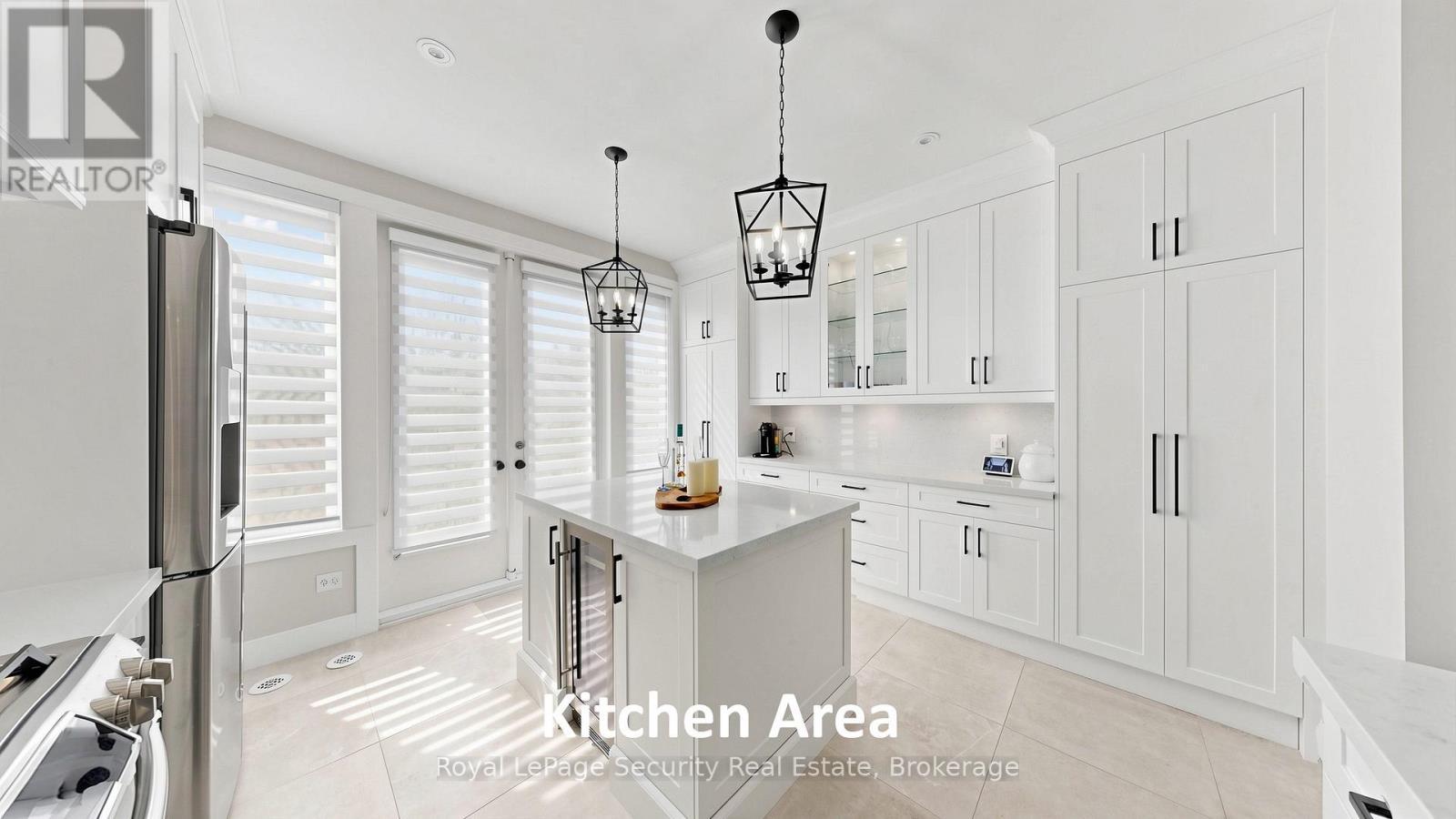 1830 Burnhamthorpe Road E, Mississauga, ON - Indoor Photo Showing Kitchen With Upgraded Kitchen