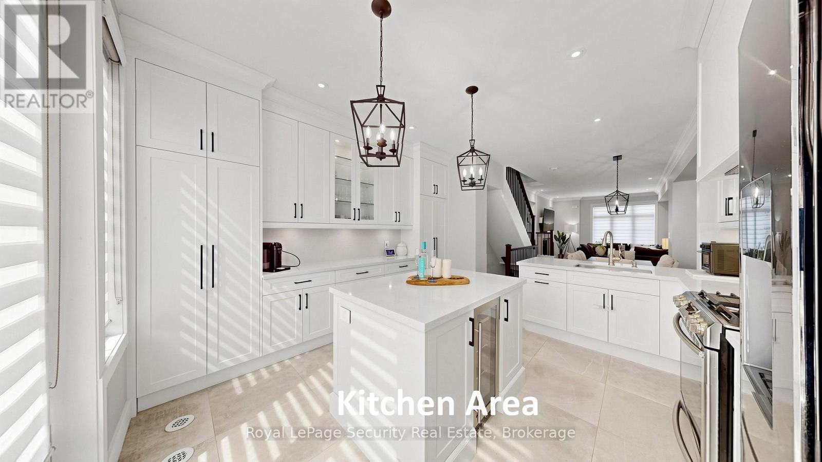 1830 Burnhamthorpe Road E, Mississauga, ON - Indoor Photo Showing Kitchen With Upgraded Kitchen