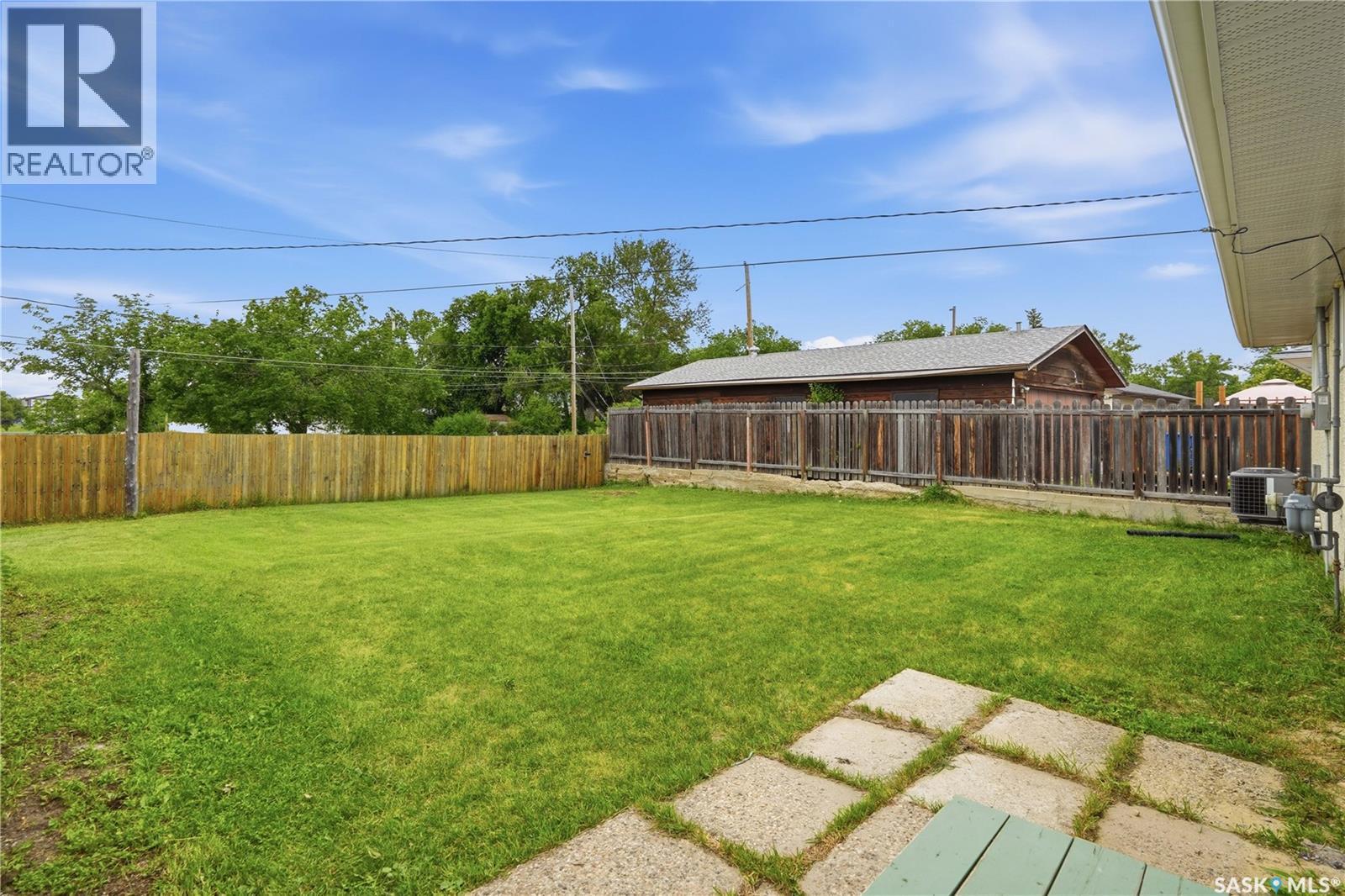 145 Ellison Crescent, Regina, SK - Outdoor With Backyard