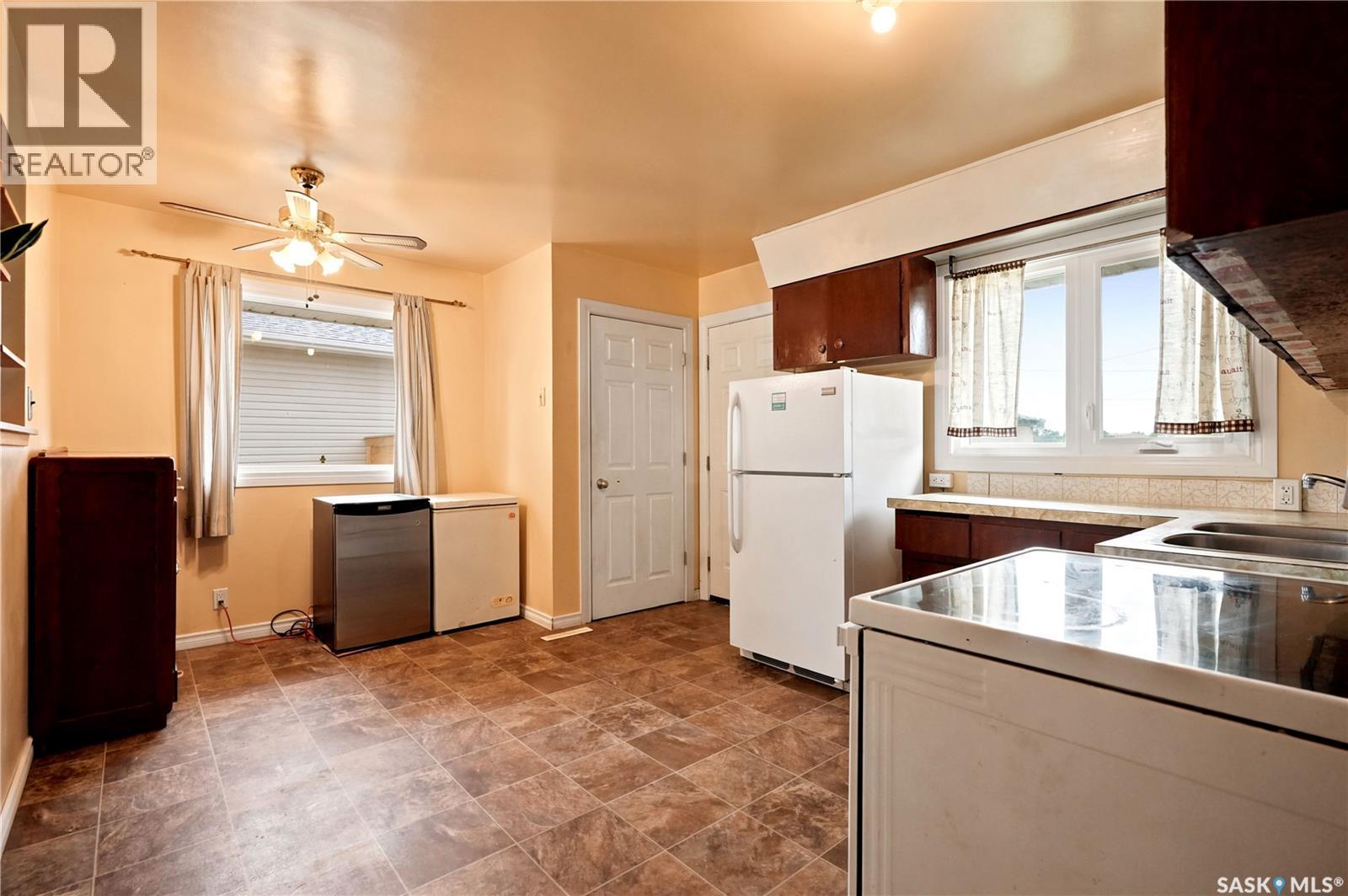 145 Ellison Crescent, Regina, SK - Indoor Photo Showing Kitchen