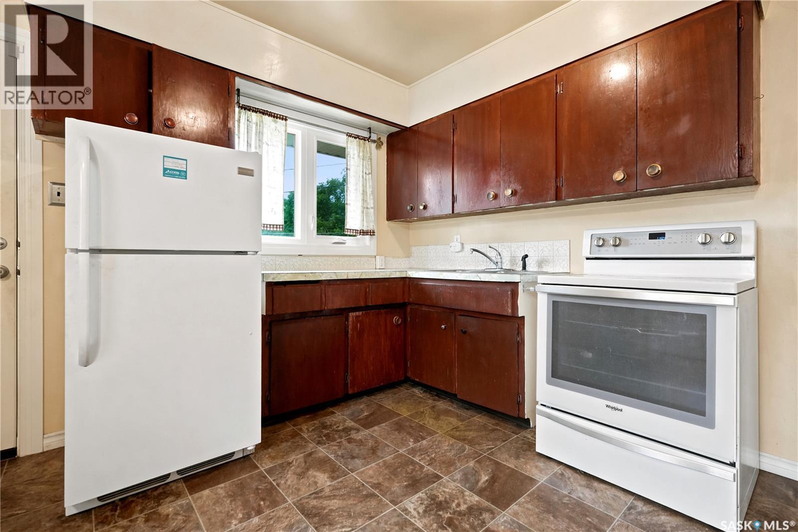145 Ellison Crescent, Regina, SK - Indoor Photo Showing Kitchen