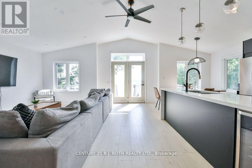 58 Methodist Island, Tay, ON - Indoor Photo Showing Other Room