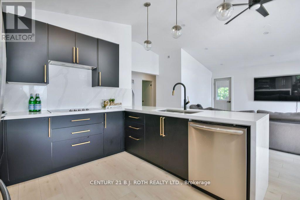 58 Methodist Island, Tay, ON - Indoor Photo Showing Kitchen With Upgraded Kitchen