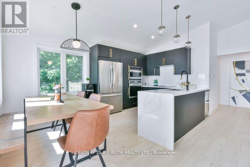 58 Methodist Island, Tay, ON - Indoor Photo Showing Kitchen With Upgraded Kitchen