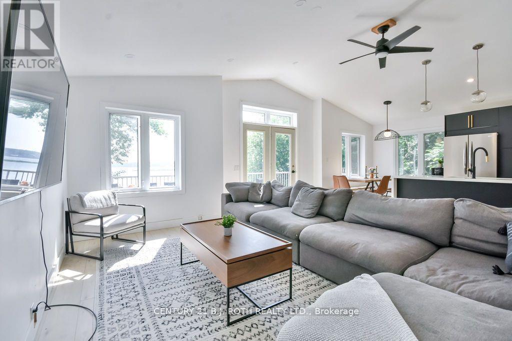58 Methodist Island, Tay, ON - Indoor Photo Showing Living Room