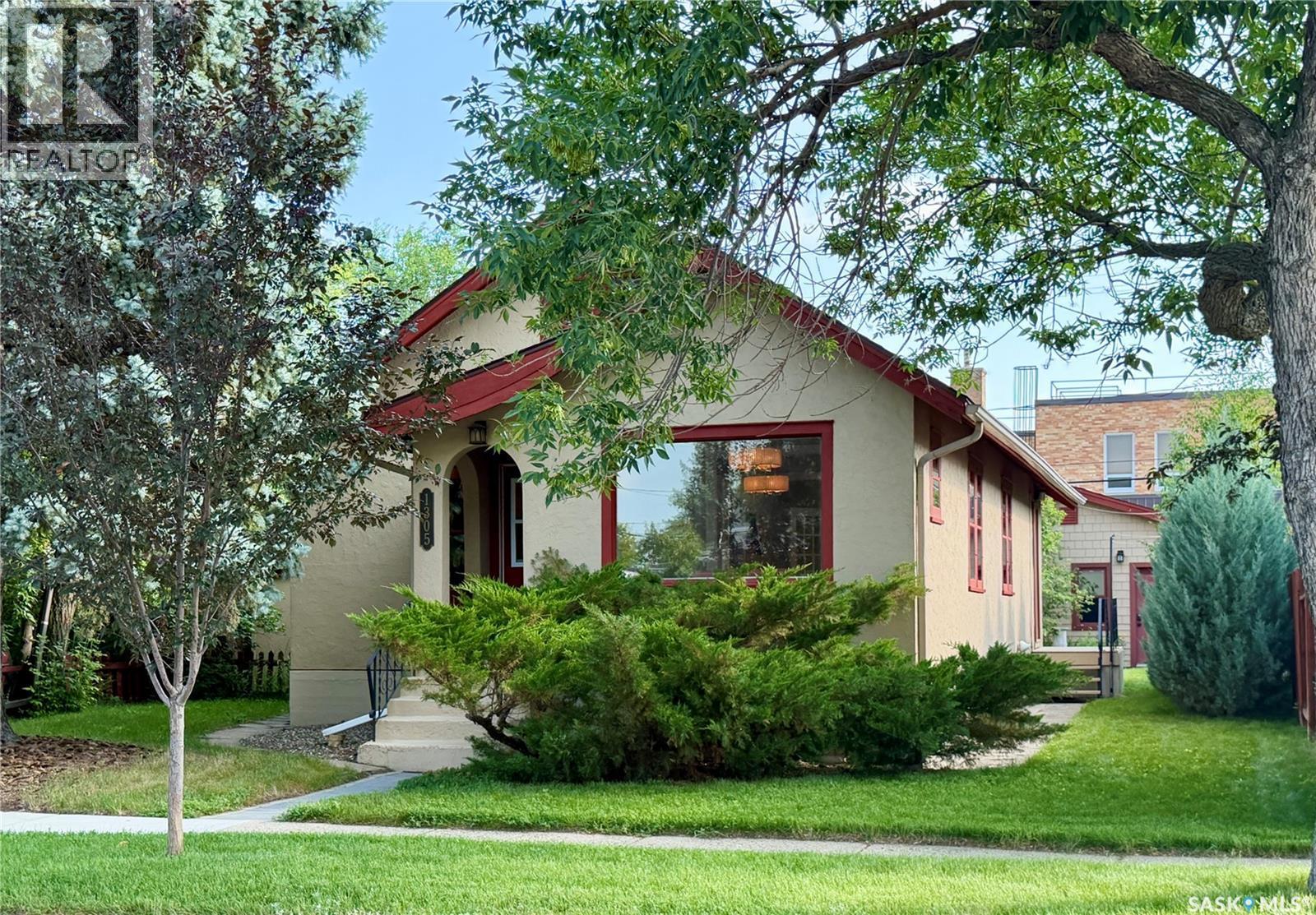 1305 2Nd Street, Estevan, SK - Outdoor