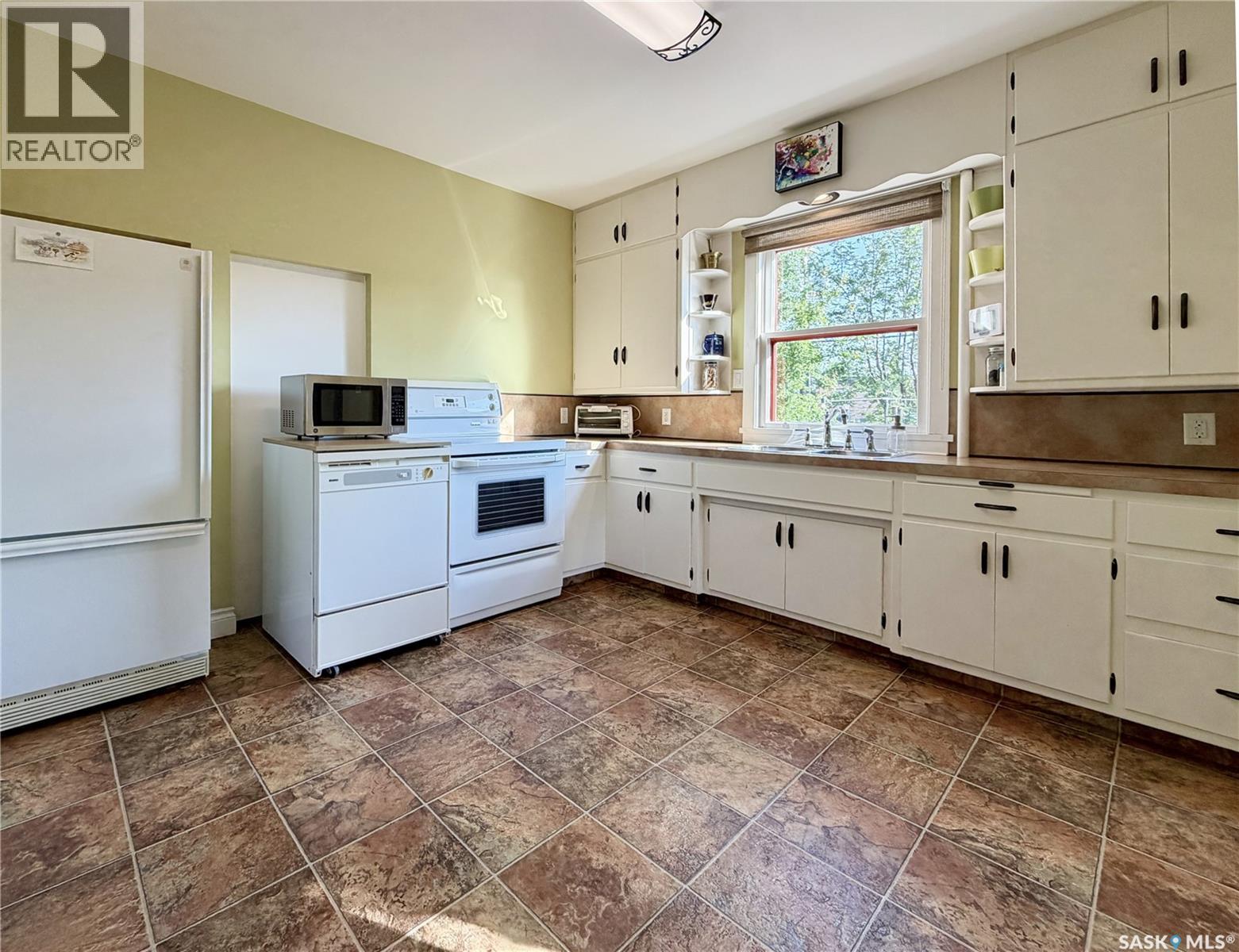 1305 2Nd Street, Estevan, SK - Indoor Photo Showing Kitchen