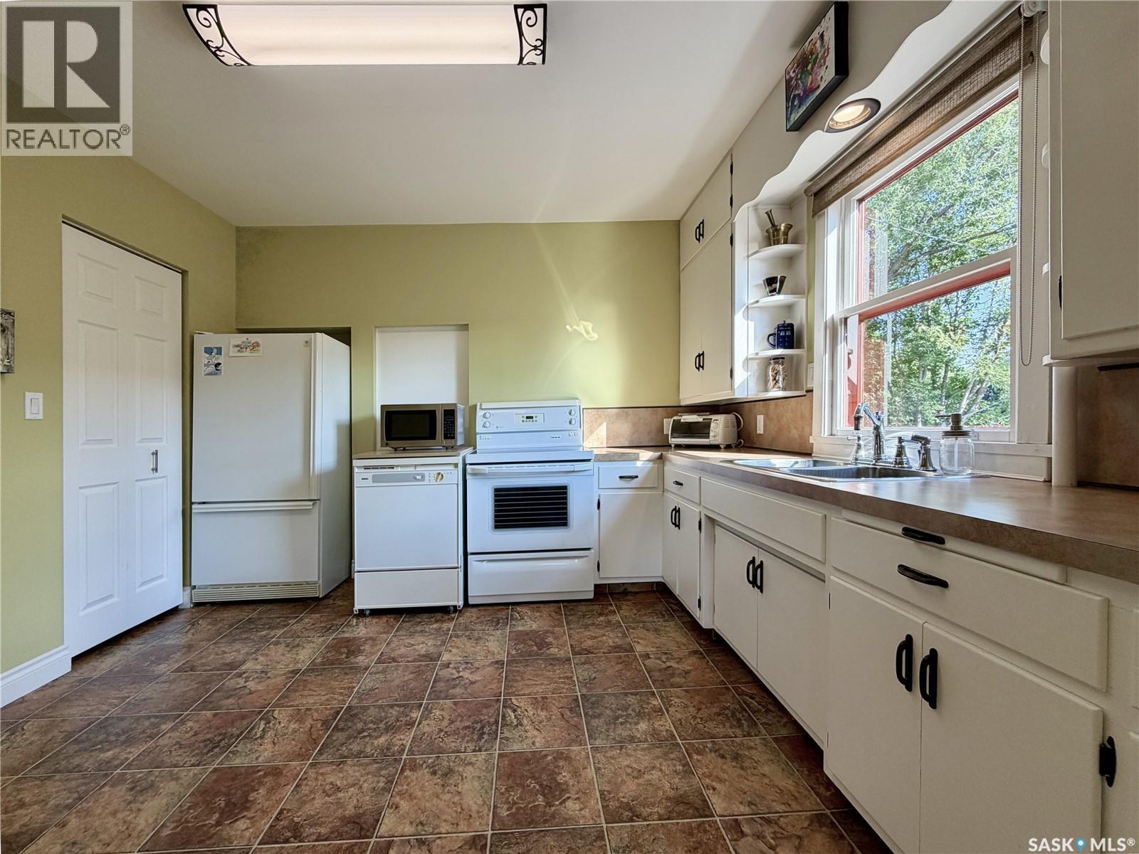 1305 2Nd Street, Estevan, SK - Indoor Photo Showing Kitchen With Double Sink