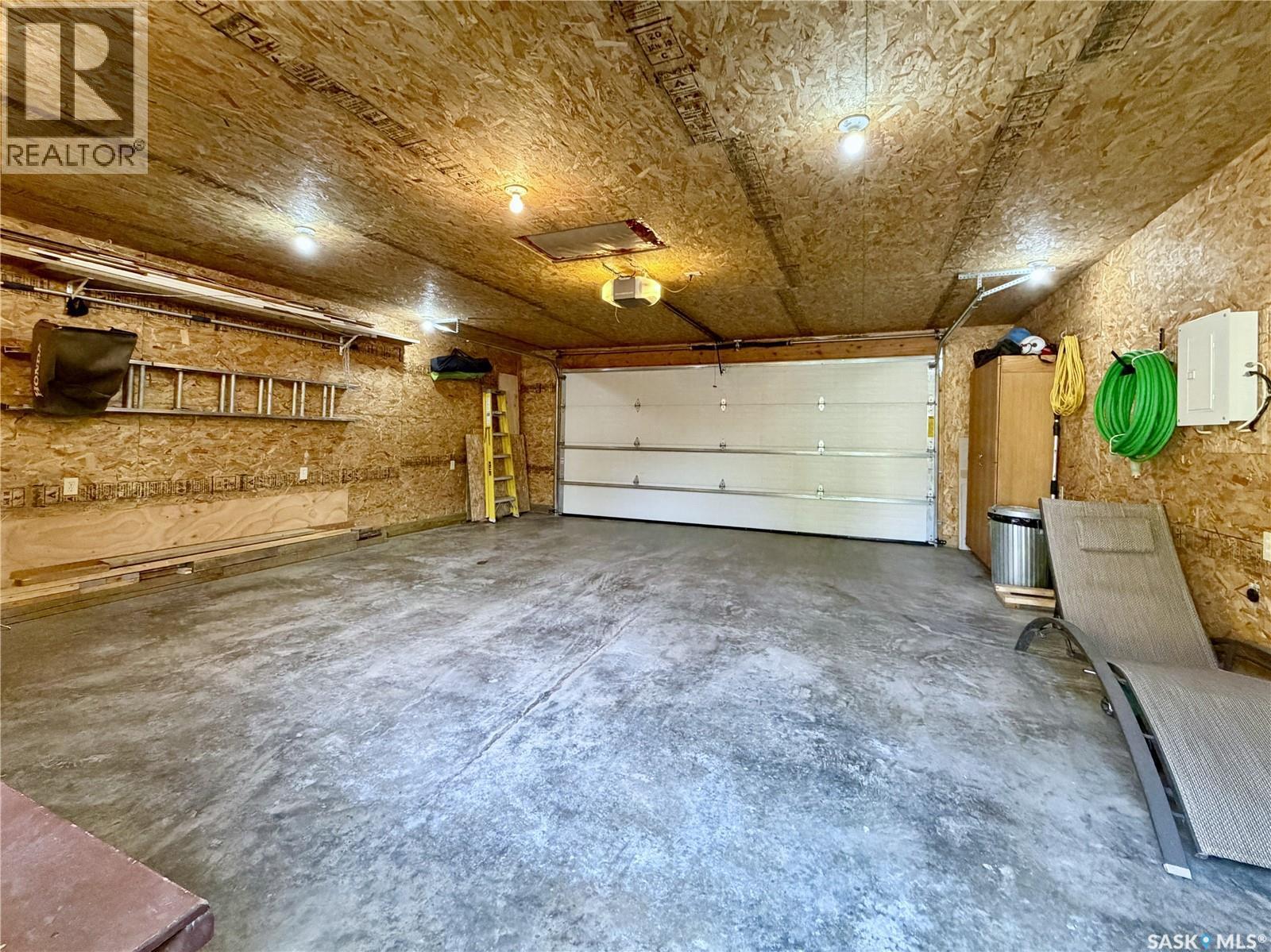 1305 2Nd Street, Estevan, SK - Indoor Photo Showing Garage