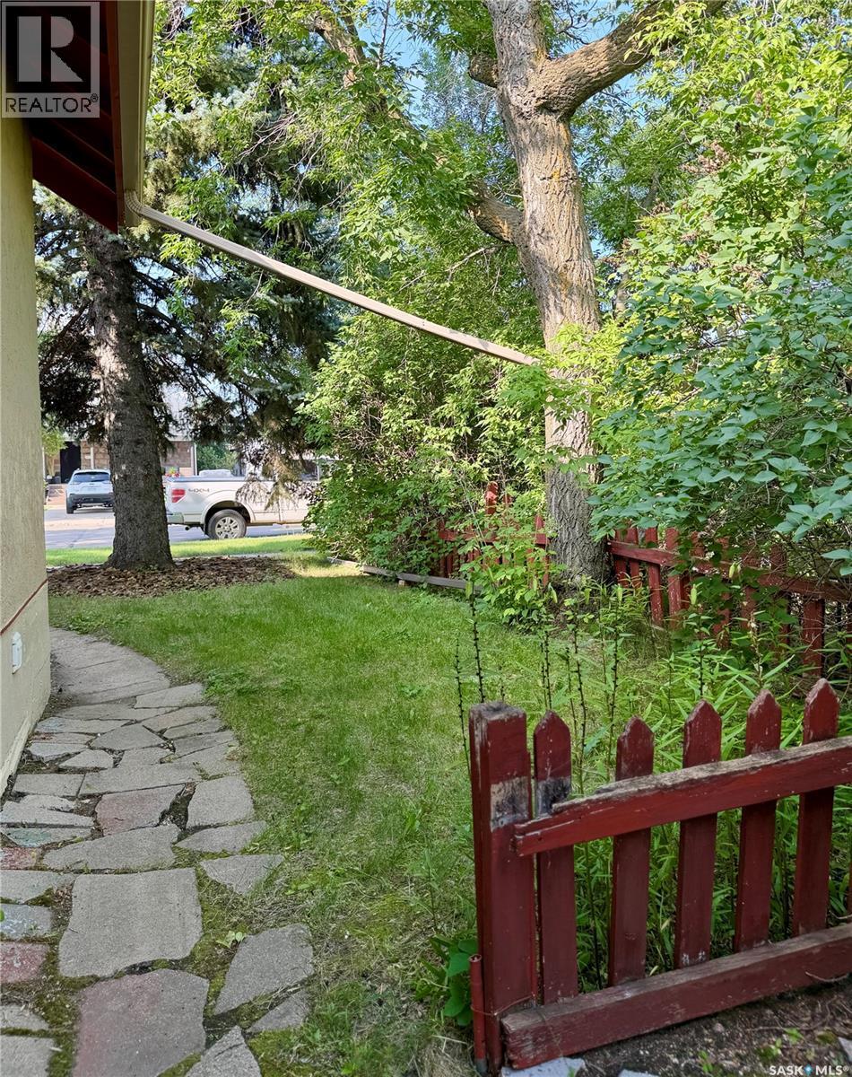 1305 2Nd Street, Estevan, SK - Outdoor