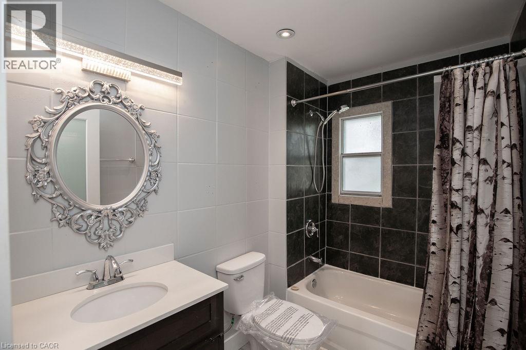 57 Division Street, Hamilton, ON - Indoor Photo Showing Bathroom
