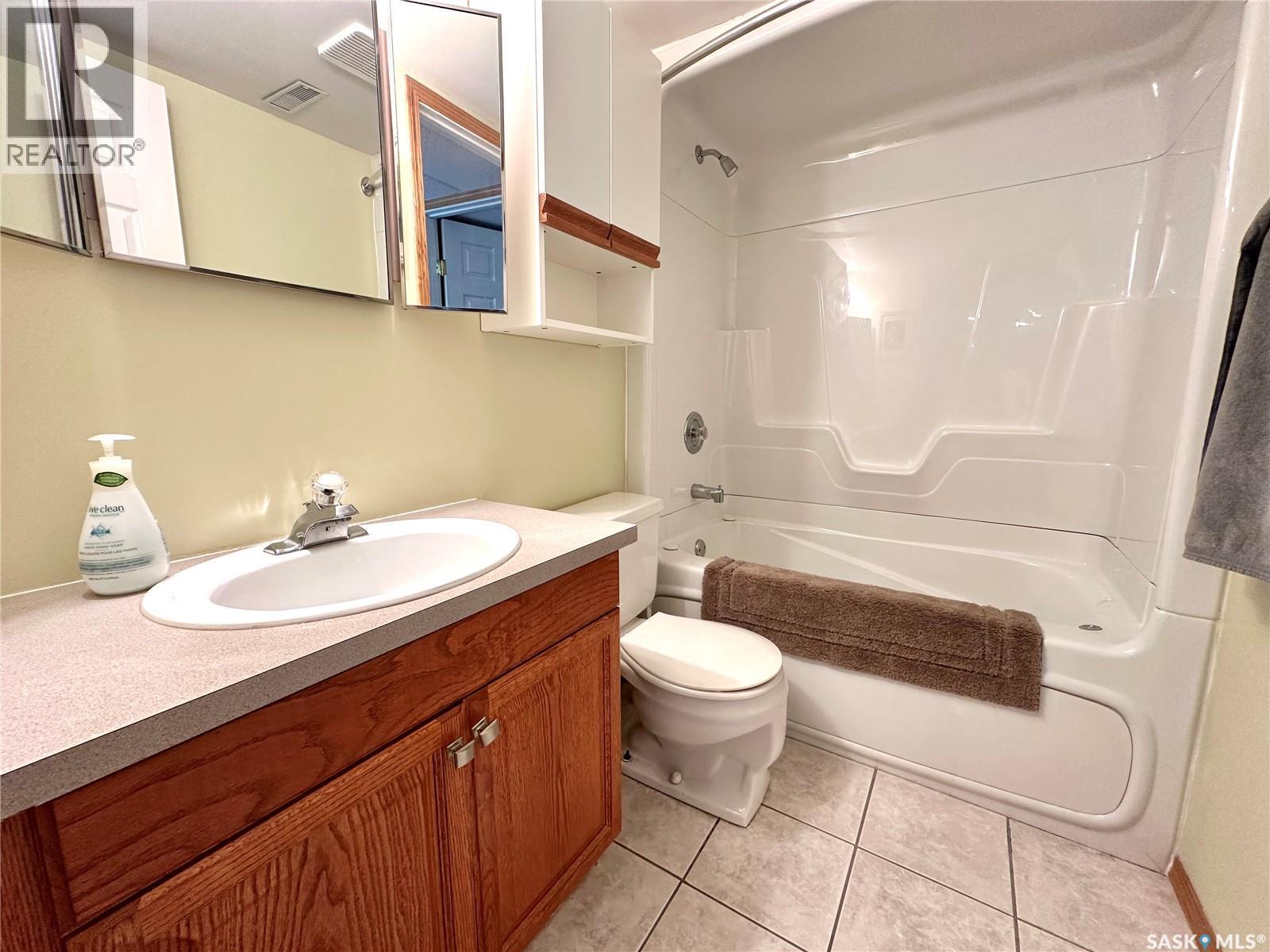9 1St Avenue, Battleford, SK - Indoor Photo Showing Bathroom