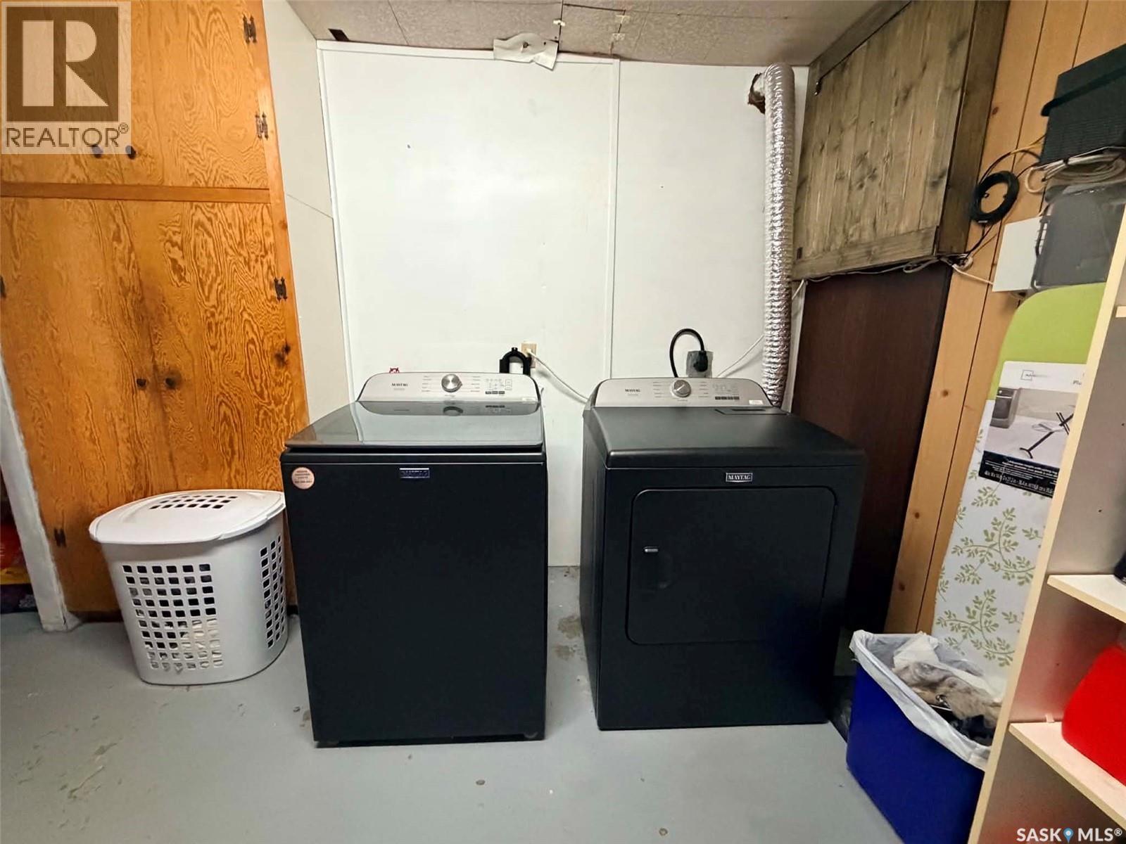 9 1St Avenue, Battleford, SK - Indoor Photo Showing Laundry Room