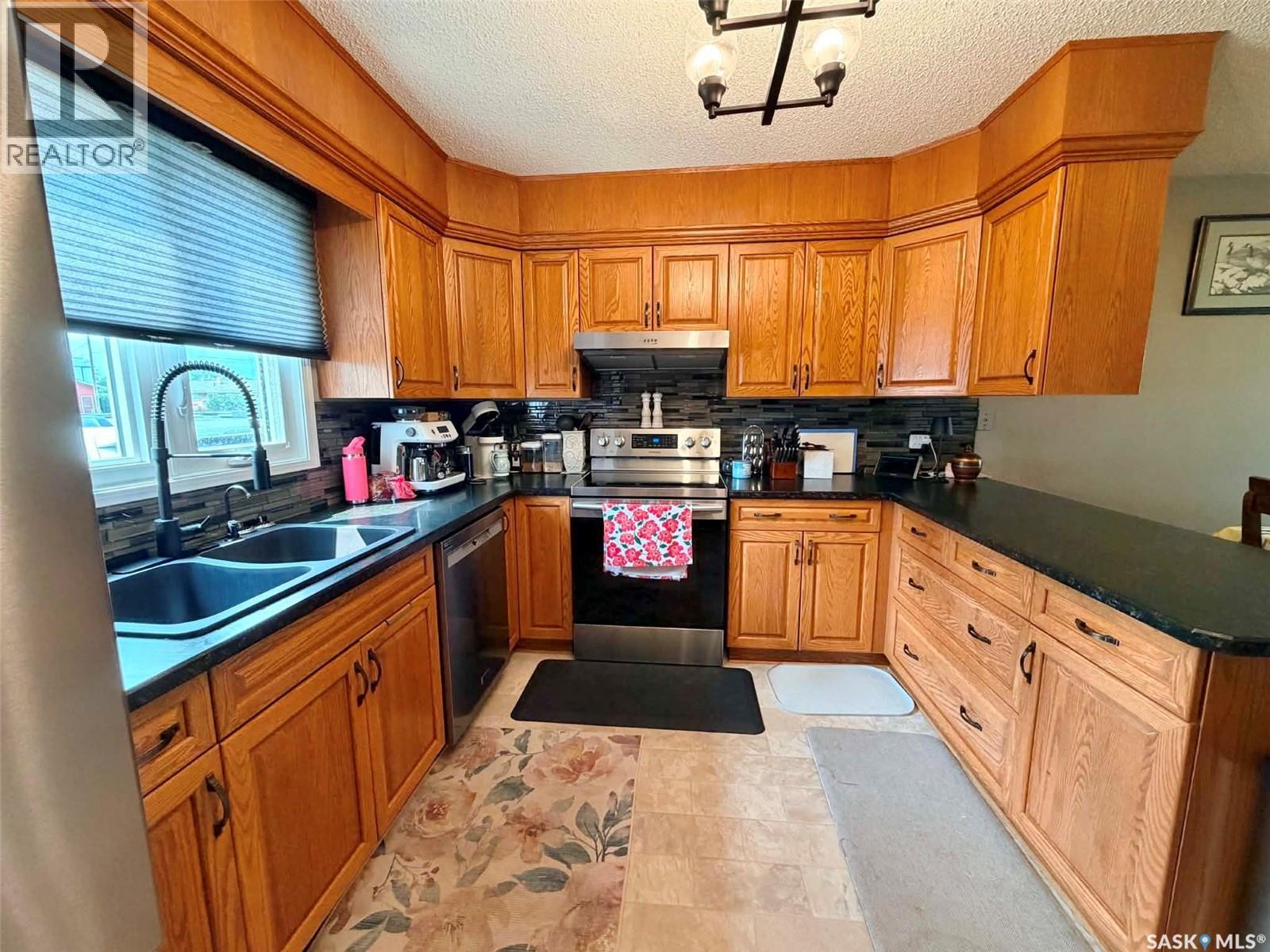 9 1St Avenue, Battleford, SK - Indoor Photo Showing Kitchen With Double Sink