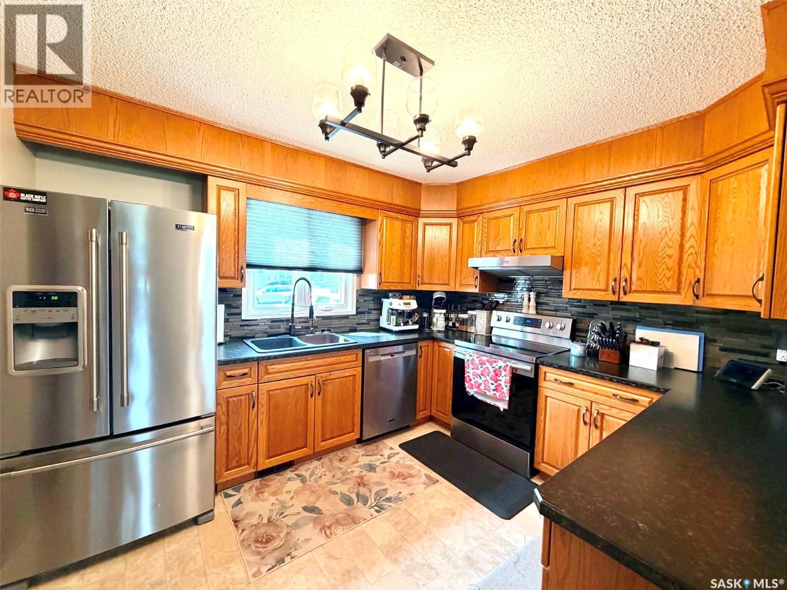9 1St Avenue, Battleford, SK - Indoor Photo Showing Kitchen With Stainless Steel Kitchen With Double Sink