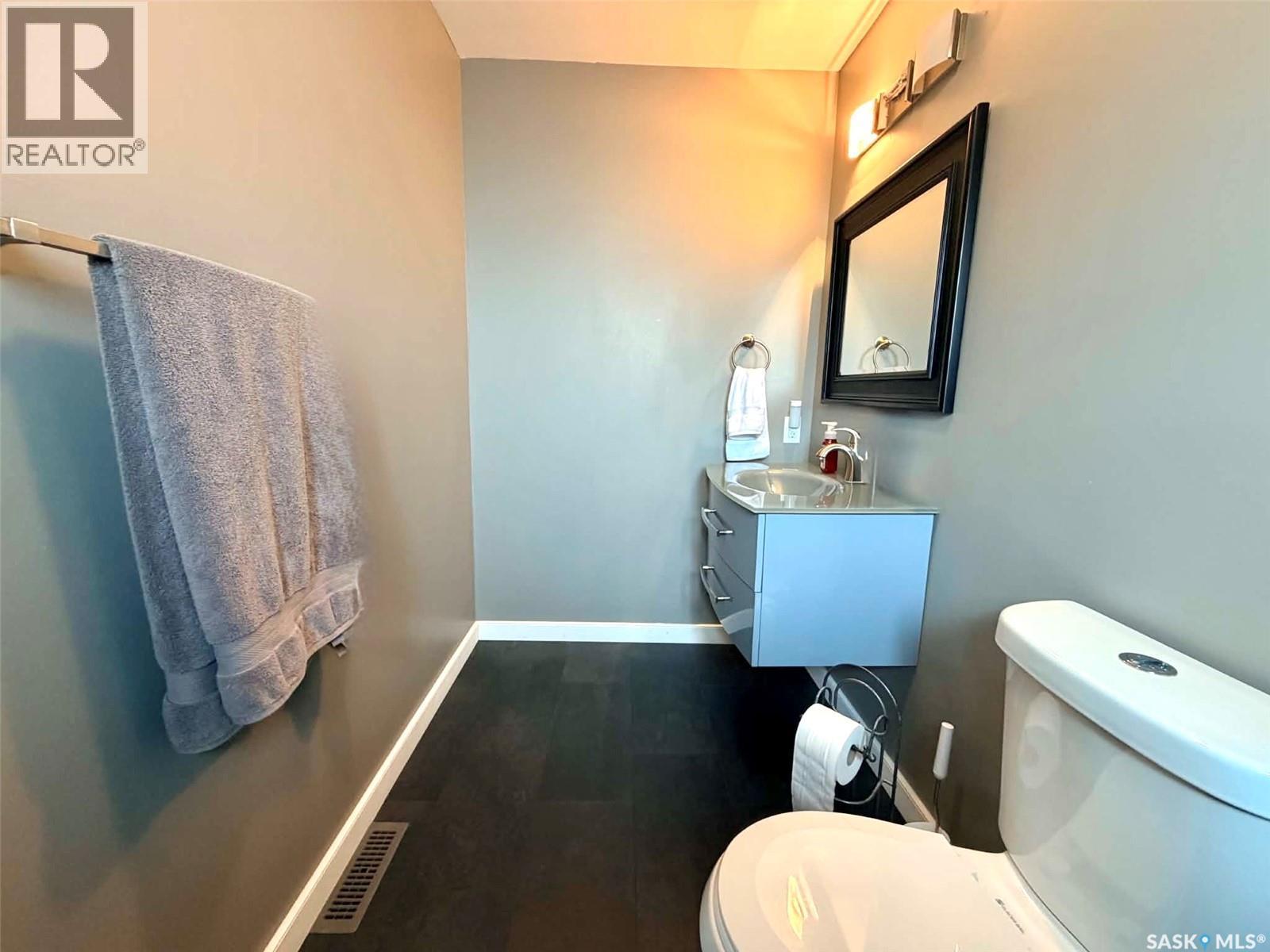 9 1St Avenue, Battleford, SK - Indoor Photo Showing Bathroom