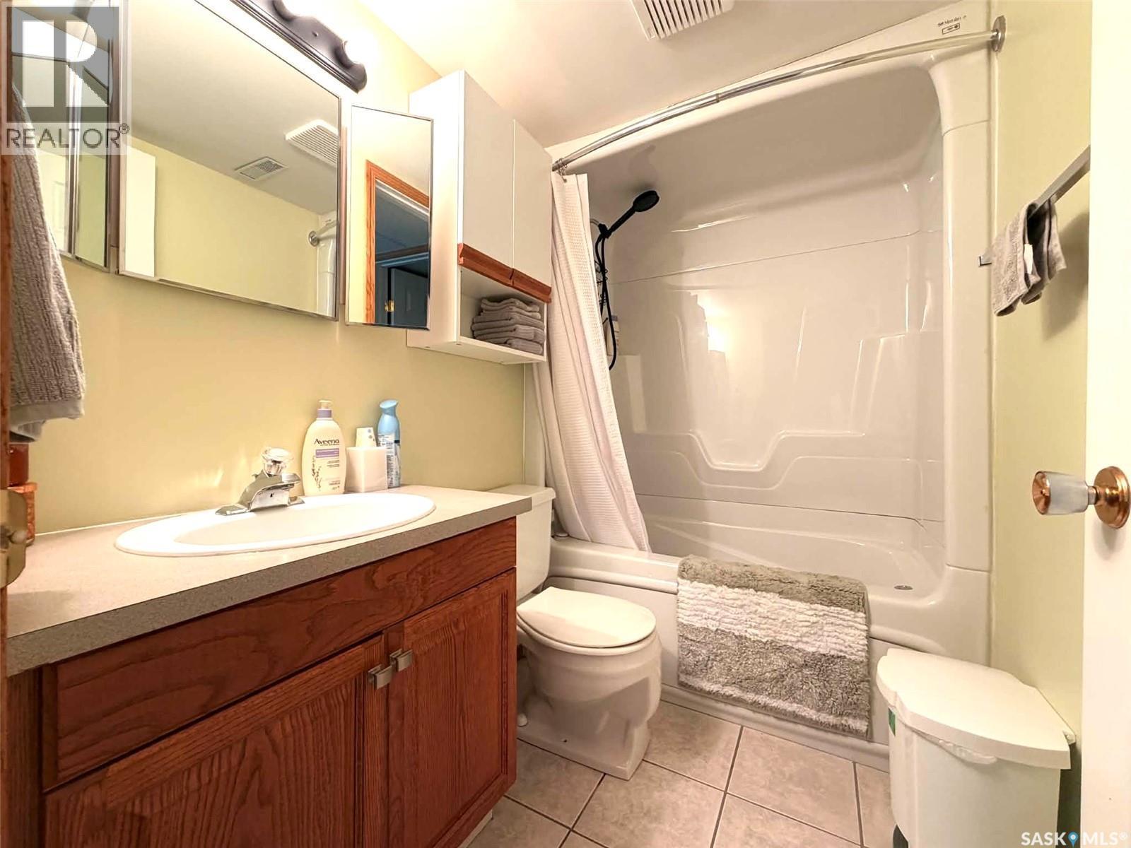 9 1St Avenue, Battleford, SK - Indoor Photo Showing Bathroom